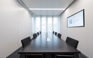 Abtrennbarer Besprechungsraum mit modernster Konferenztechnik Abtrennbarer Besprechungsraum mit modernster Konferenztechnik