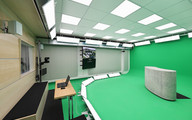 Weitwinkelaufnahme des GreenScreen-Studios im hbw Haus der Bayerischen Wirtschaft
