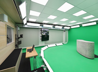 Weitwinkelaufnahme des GreenScreen-Studios im hbw Haus der Bayerischen Wirtschaft